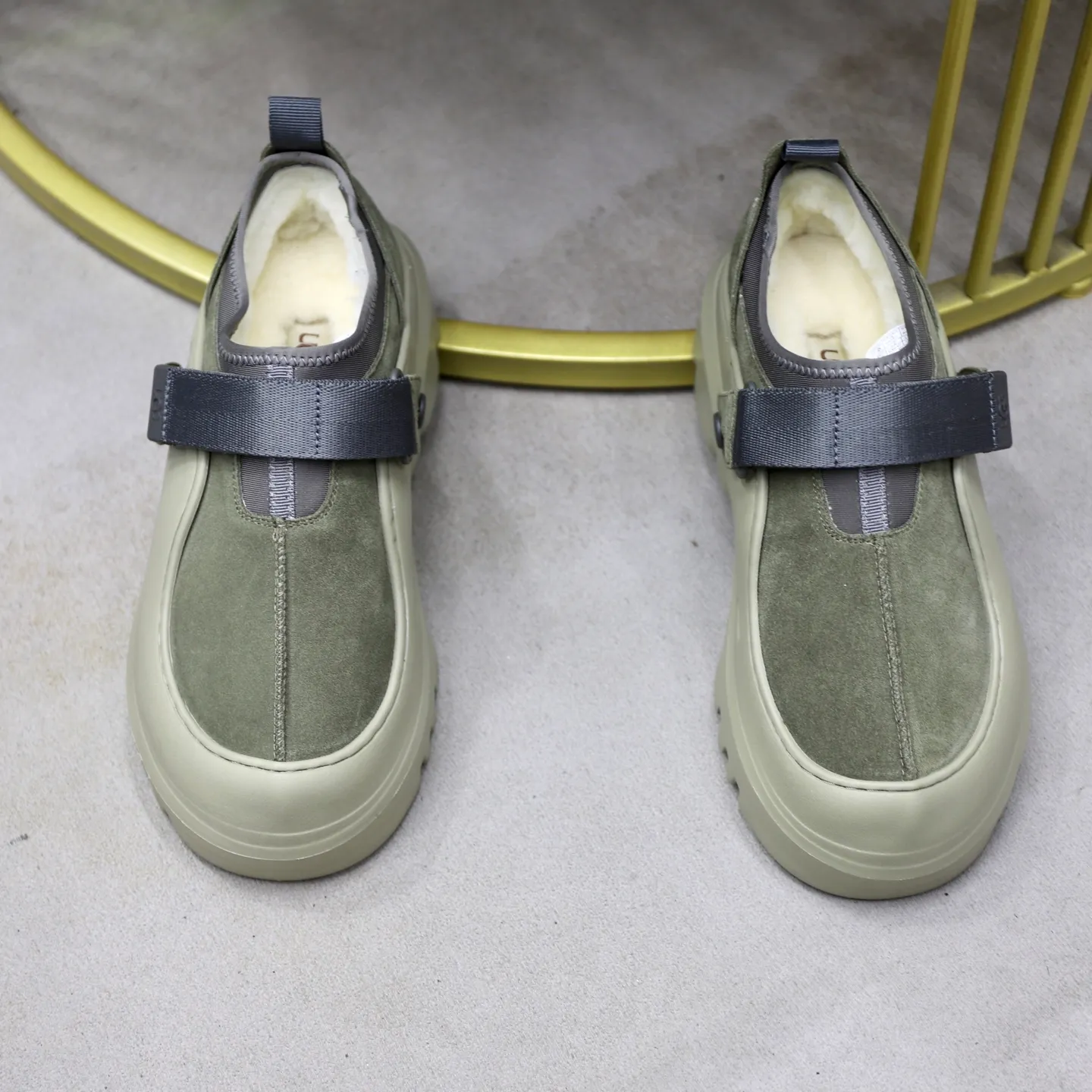 Ex-factory price: 580 for couples👫💰Thick wool imported from Australia Brand: UGG genuine purchasing agent Size: 35-45 (45 customized) Grade: Official website 1:1 Material: First layer of genuine leather waterproof and antifreeze upper Real wool lining Original non-slip and wear-resistant outsole Style category: Men's casual shoes Trendy style Comfortable on the feet Color: Official website color synchronization